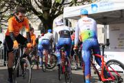 Les coureurs à la signature avant le départ, sur l'esplanade des Droits de l'homme, à Besançon - Photo Région Bourgogne-Franche-Comté Christophe Bidal