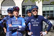 Thibaut Pinot (à droite) et ses jeunes coéquipiers de Groupama-FDJ avnt la présentation des équipes - Photo Région Bourgogne-Franche-Comté Christophe Bidal