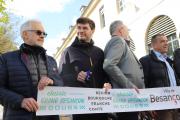 Willy Bourgeois, vice-président de la Région en charge des sports (2e en partant de la gauche), juste avant le départ - Photo Région Bourgogne-Franche-Comté Christophe Bidal