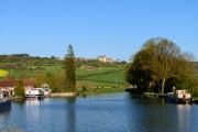 Canal de Bourgogne et château de Châteauneuf-en-Auxois (21), propriété de la Région Bourgogne-Franche-Comté - Photo DR