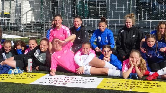 La section sportive féminine du lycée Pergaud devant le centre de formation de l'AJ Auxerre, 4 avril 2019