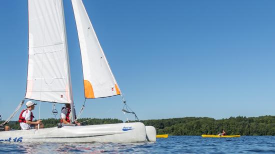 Le contrat de station 2018-2023 positionne le lac des Settons comme la station touristique familiale du réseau des lacs du Morvan - © Alain Doire / Bourgogne-Franche-Comté Tourisme