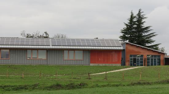 Des panneaux photovoltaïques ont été installés sur le toit de l’école de Chay (25) - Photo Région Bourgogne-Franche-Comté