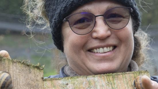 Brigitte Muller élève des dizaines de milliers d'escargots à Essert (90) - Crédit photo Région Bourgogne-Franche-Comté / David Cesbron