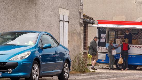 Le « VagaBon », food truck haut de gamme du chef étoilé Romuald Fassenet - Crédit Etienne Ramousse images