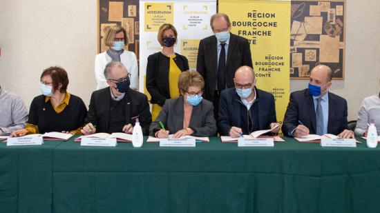 Signature d’une charte d’engagement visant à conditionner les aides financières régionales aux entreprises à un respect de règles et engagements - Photo Région Bourgogne-Franche-Comté