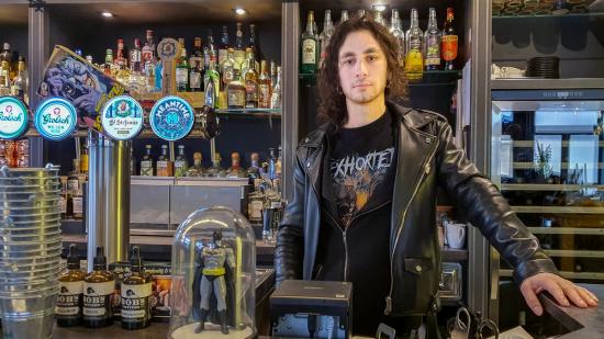 Edoardo, étudiant et serveur dans un bar à Besançon - Photo Région Bourgogne-Franche-Comté