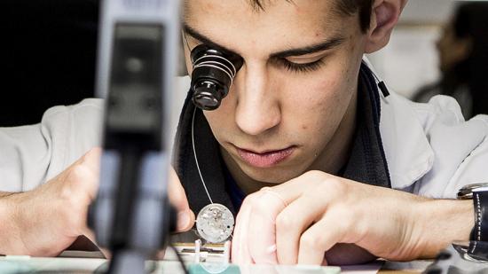 Jeune en formation en horlogerie - Photo Région Bourgogne-Franche-Comté