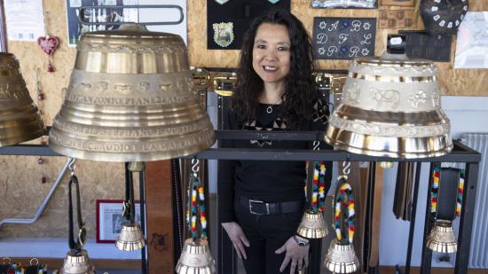 Siv-Chheng Tiv a toujours rêvé de diriger une entreprise. Depuis 2018, elle est à la tête de la fonderie Obertino Morteau qui exporte ses cloches en bronze dans le monde entier - Crédit photo Région Bourgogne-Franche-Comté / David Cesbron