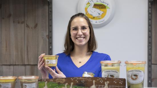 Océane Sommant, productrice de canards gras à la ferme du faubourg, à Frénois (21) - Photo Région Bourgogne-Franche-Comté David Cesbron