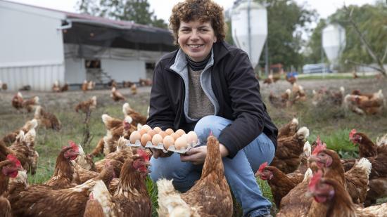 Frédérique Brelot, éleveuse de poules pondeuses à Champdivers (39) - Photo Région Bourgogne-Franche-Comté David Cesbron