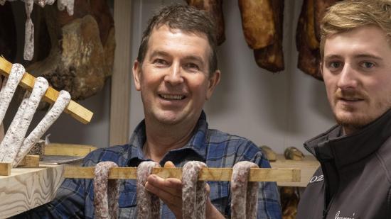 Roland Bulloz et son fils aîné Louis-Marie, éleveurs porcins à Fontain (25) - Photo Région Bourgogne-Franche-Comté David Cesbron