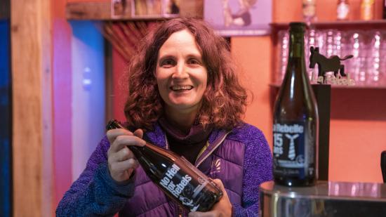 Fanny Delmer, gérante de la brasserie « La Rebelle », à Giromagny (90) - Crédit photo Région Bourgogne-Franche-Comté / David Cesbron