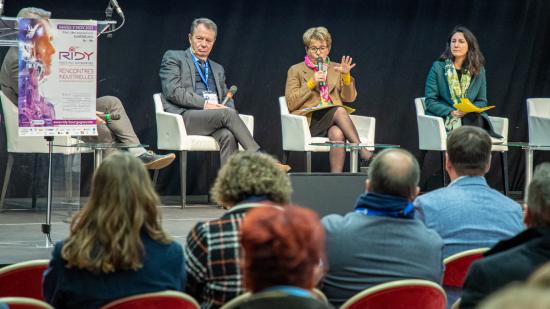 Marie-Guite Dufay (au centre) au salon RIDY, mardi 9 novembre 2021 - Photo Xavier Ducordeaux Région Bourgogne-Franche-Comté