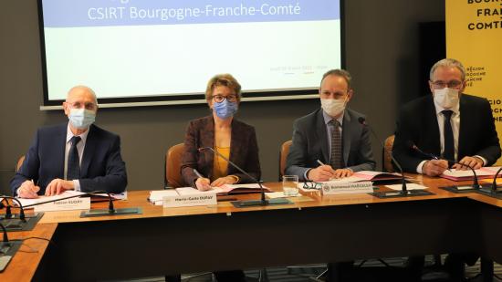 Signature de la convention du Computer security incident response team (CSIRT) par Marie-Guite Dufay, présidente de Région, Emmanuel Naëgelen, directeur général adjoint de l’ANSSI, et Patrick Molinoz, vice-président de la Région, en présence de Fabien Sudry, préfet de Région, jeudi 24 février 2022 - Photo Région Bourgogne-Franche-Comté Edwige Prompt