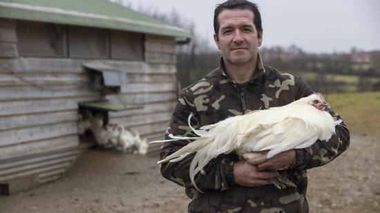 Christophe Perraut, éleveur de volailles, de porcs et de brebis à La Chapelle-Naude (71) - Photo Région Bourgogne-Franche-Comté David Cesbron