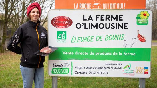 Agathe Krempp, éleveuse de vaches limousines avec son mari Vincent à Flagey-lès-Auxonne (21) - Photo Xavier Ducordeaux