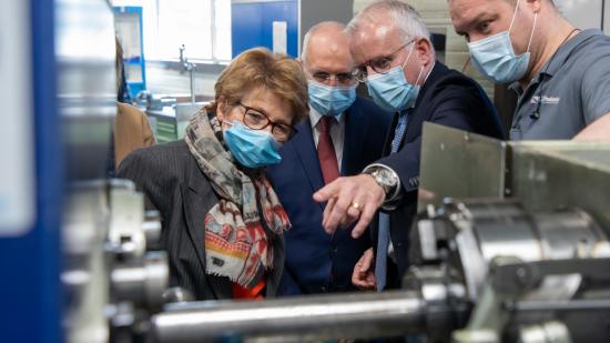 Marie-Guite Dufay et Fabien Sudry, aux côtés de Lionel Baud, PDG du groupe Baud Industrie - Photo Région Bourgogne-Franche-Comté Xavier Ducordeaux