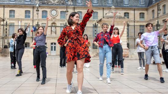 Les élèves du lycée Henri Moisand (Longchamp) ont interprété un flamenco place de la Libération - Photo Région Bourgogne-Franche-Comté Xavier Ducordeaux