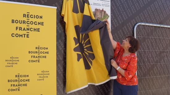 Nathalie Leblanc, vice-présidente de la Région en charge de la culture, dévoile la plaque des travaux au château de Châteauneuf-en-Auxois (21), samedi 18 juin 2022 - Photo Région Bourgogne-Franche-Comté