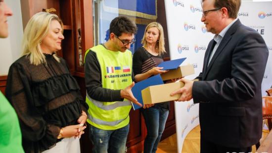 Livraison des marchandises collectées par les lycéens d’Henri Fertet et de Augustin Cournot à Opole, en Pologne, en mai 2022 - Photo DR