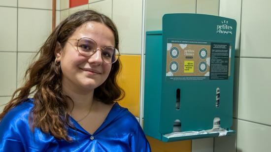 A Tonnerre (89), Clara découvre le nouveau distributeur de protection menstruelle dans les toilettes de son lycée