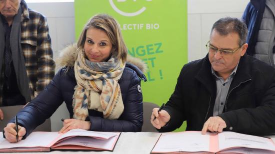 Signature du marché de relocalisation des achats de denrées alimentaires par Océane Charret-Godard, vice-présidente en charge des lycées, mardi 24 janvier 2023 à Gy (70) - Photo Région Bourgogne-Franche-Comté Christophe Bidal