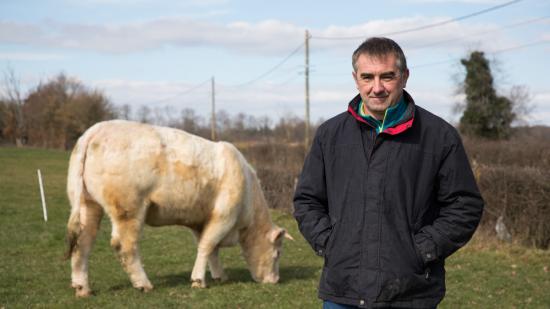 Eric Lacombre et sa Charolaise Savane,à Ternant (58), se présentent au concours général agricole 2023 - Photo Emmanuelle Baills