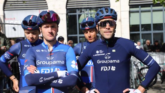 Thibaut Pinot (à droite) et ses jeunes coéquipiers de Groupama-FDJ avnt la présentation des équipes - Photo Région Bourgogne-Franche-Comté Christophe Bidal