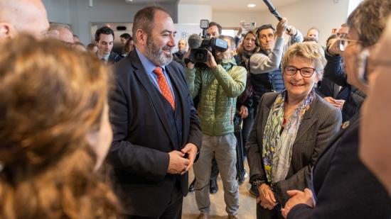 François Braun a passé près de trois heures sur le site de Témis pour découvrir ce qui fait la force de Besançon aujourd’hui : les thérapies associées ou issues du sang - Photo Xavier Ducordeaux