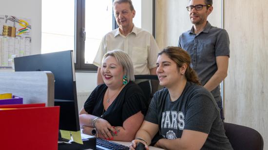 Clémence (à gauche) et Mathilde ont été accueillies à Commenailles par le maire Jean-Louis Maître (à gauche) et son adjoint Jean-Philippe Clerc - Photo Xavier Ducordeaux