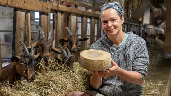 Véronique Diano, éleveuse de chèvres et de vaches à la ferme du Rebout à Saint-Léger-sous-Beuvray (71) - Photo Xavier Ducordeaux