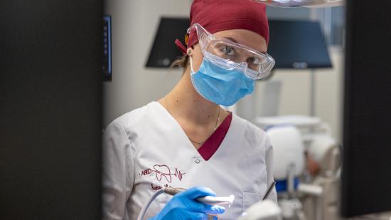 A Besançon, les étudiants en 3ème année d’odontologie travaillent sur des simulateurs dernière génération