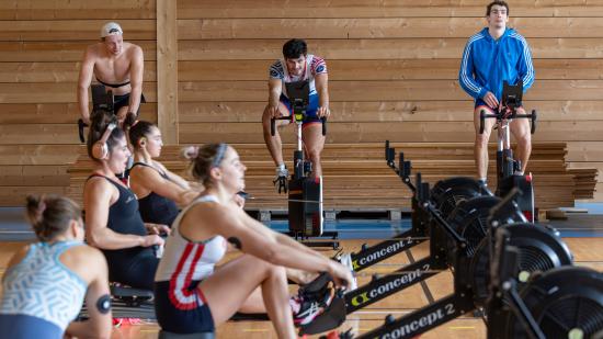 Rameurs et vélos de salle tous les jours au programme de l'équipe de France d'aviron. Photo : Xavier Ducordeaux