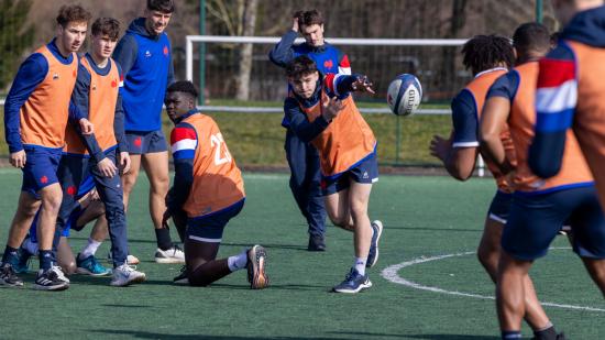 Vendredi, les jeunes bleuets se sont entrainés sur la pelouse synthétique du CREPS. Sans placage et avec retenue. Samedi, ils joueront l’Angleterre à Chalon-sur-Saône - Photo Xavier Ducordeaux