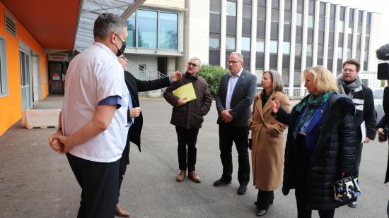 Patrick Molinoz, Valérie Drezet-Humez, Françoise Tenenbaum ont visité les urgences pour enfants - Photo Océane Lavoustet