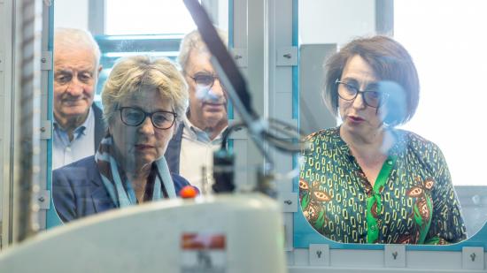 Marie-Guite Dufay, aux côtés de la médecin-biologiste Bianca Balint. Photo : Maxime Scherepin.