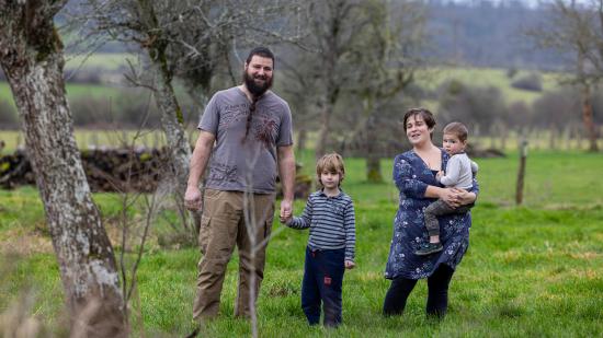 Aude et Renaud Demenus ont créé « Aux breuvages du cambroussard ». Ils fabriquent des crèmes et des liqueurs bio - Photo Xavier Ducordeaux