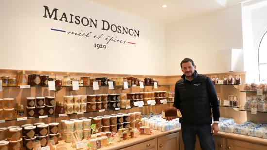François de Charon, à la tête de la Maison Dosnon, qui fabrique des pains d'épices et du miel à Villeneuve-sur-Yonne (89) – Photo Océane Lavoustet 