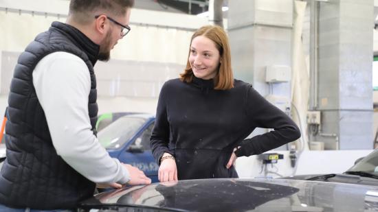  	Loréna Hannequin, en Bac pro option carrosserie-peinture à Nevers, avec son professeur Morgan Tour - Photo Océane Lavoustet