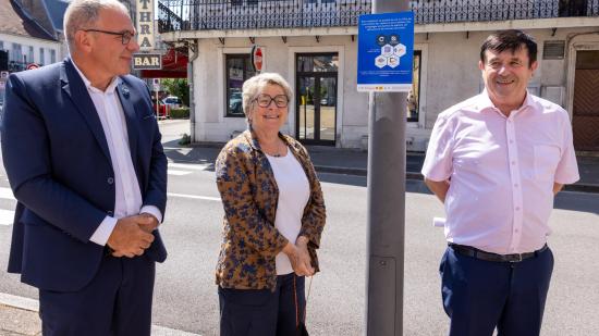 Marie-Guite DUFAY, présidente de la Région Bourgogne-Franche-Comté, entourée de Patrick MOLINOZ (à gauche), vice-président en charge des transitions numériques et président de l’ARNia, et Eric HOULLEY, vice-président en charge de la cohésion territoriale. Photo : Xavier DUCORDEAUX