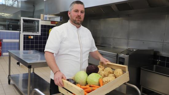 Romain Turban, chef de cuisine au lycée Montchapet à Dijon (21) - Photo Xavier Ducordeaux