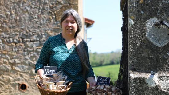 Karine Fage cultive, avec Sébastien Neuzeret, deux variétés de champignons, les pleurotes et les shiitakés, à Briant (71) - Photo Océane Lavoustet