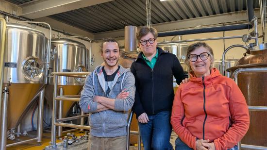 Dorian, Odile Vandermoere et Karine Abalti à la brasserie « la Vaugermaine », à Saint-Cyr-les-Colons (Yonne) – Photo Christophe Bidal