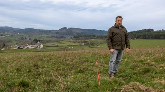 Thomas DUNOYER plantera ses quatre premiers hectares de vignes à La-Celle-en-Morvan à l’automne 2025. Photo : Xavier DUCORDEAUX