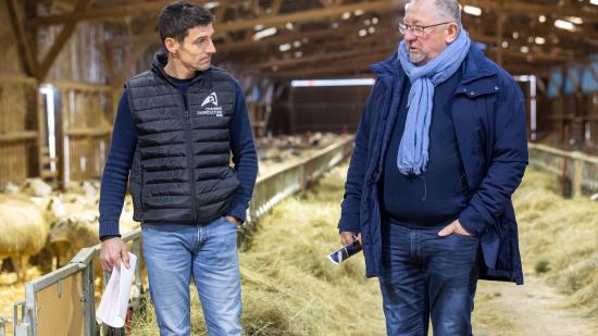 Christian MOREL, vice-président de la Région à l'agriculture, la viticulture et l'agroalimentaire (à droite), en visite dans l'exploitation de de Jean-Marc BERTRAND - Photo : Ludovic Godard