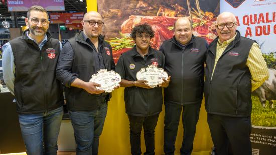 A droite, Philippe DAGORNE, acheteur aux côtés d’Hubert LARTAUD, éleveur en Saône-et-Loire. Photo : Xavier DUCORDEAUX