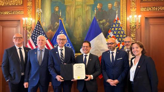 Jérôme Durain et Tony Evers viennent de signer le protocole d’accord au Capitole de Madison. Photo : DR