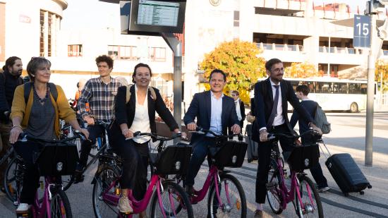 La journée a débuté sportivement par un trajet collectif à vélo depuis la gare de Dijon, sous l'impulsion de la Boîte à vélos de Chenôve, de Dijon Métropole et de DIVIA - Photo Océane Lavoustet. 