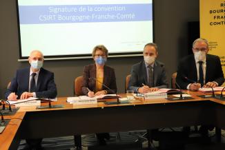 Signature de la convention du Computer security incident response team (CSIRT) par Marie-Guite Dufay, présidente de Région, Emmanuel Naëgelen, directeur général adjoint de l’ANSSI, et Patrick Molinoz, vice-président de la Région, en présence de Fabien Sudry, préfet de Région, jeudi 24 février 2022 - Photo Région Bourgogne-Franche-Comté Edwige Prompt
